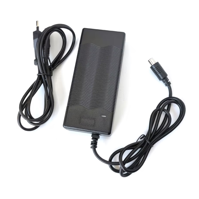 Chargeur pour la batterie interne du scooter électrique Navee V40  - 1 Chargeur pour la batterie interne du scooter électrique N